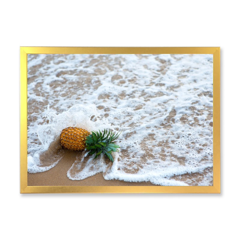 Pineapple Fallen By Ocean Wave - photographie sur toile, H 25,5 po x l 33,5 po x P 1 po, Cadre doré