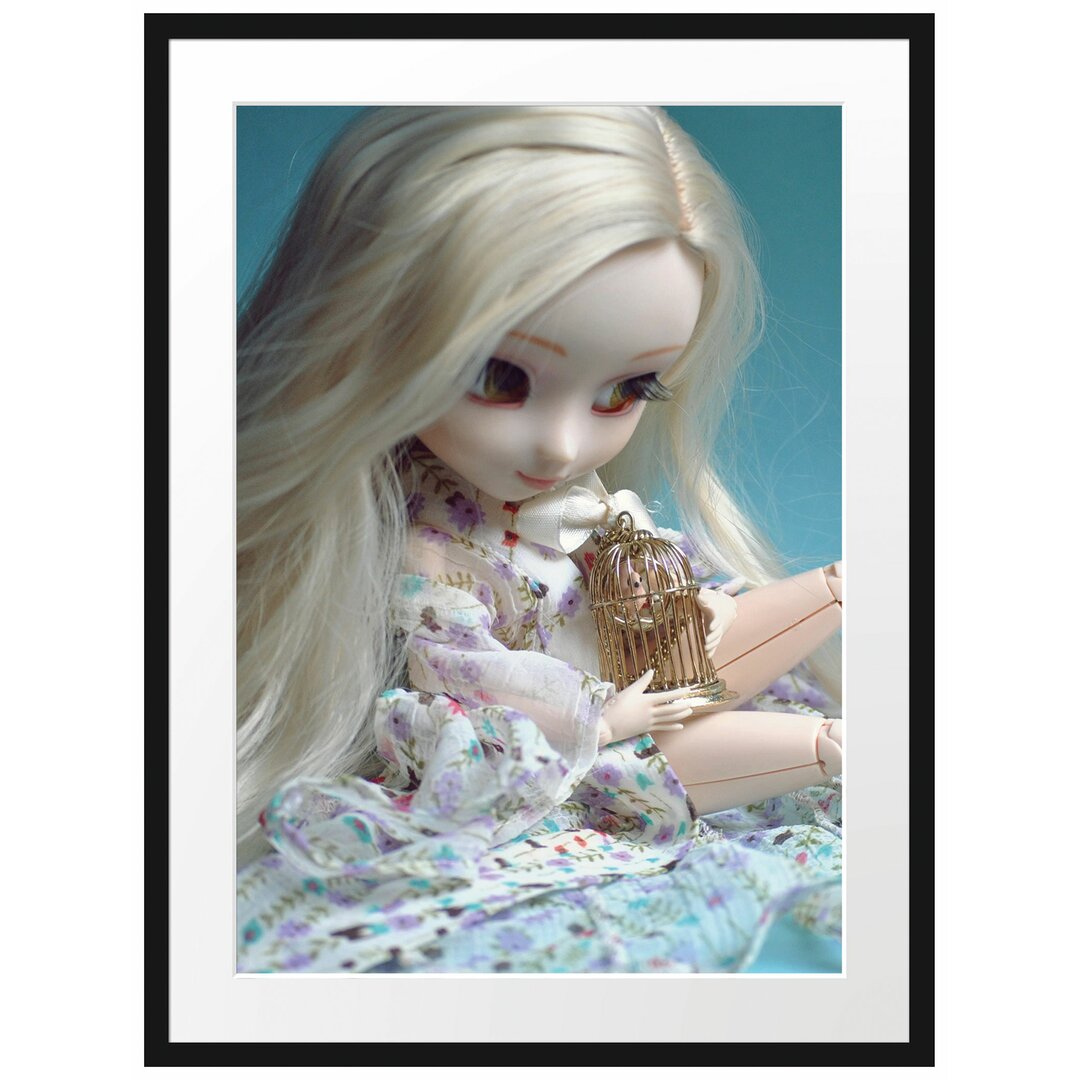 Gerahmtes Poster Blonde Pullip-Puppe mit Vogelkäfig