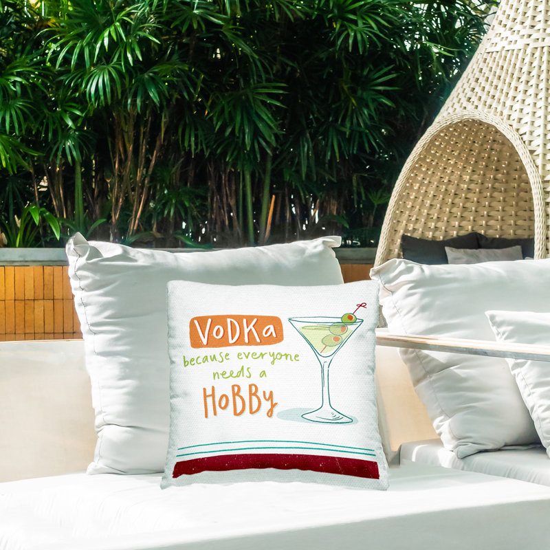 Coussin décoratif d'extérieur à motif de vodka amusant par Courtney Morgenstern