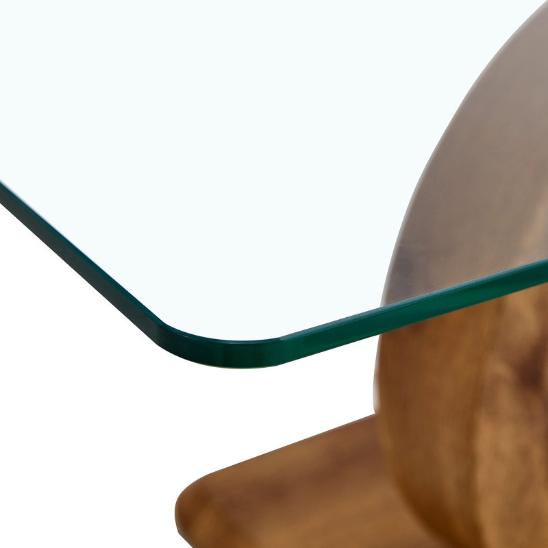 Une table basse rectangulaire moderne et tendance avec un plateau en verre trempé et des pieds en grain de bois. Convient au salon