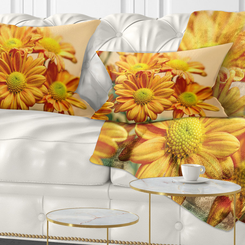 Coussin décoratif à fleurs jaunes dans le jardin