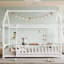 Lit simple en bois pour enfants avec structure de toit et barrière de sécurité, naturel-310017210-310017209