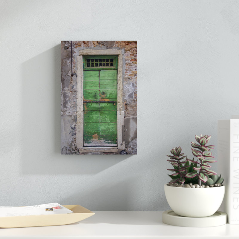 Windows and Doors of Venice VII par Laura DeNardo - Photographie sur toile tendue, H 12 po x l 8 po