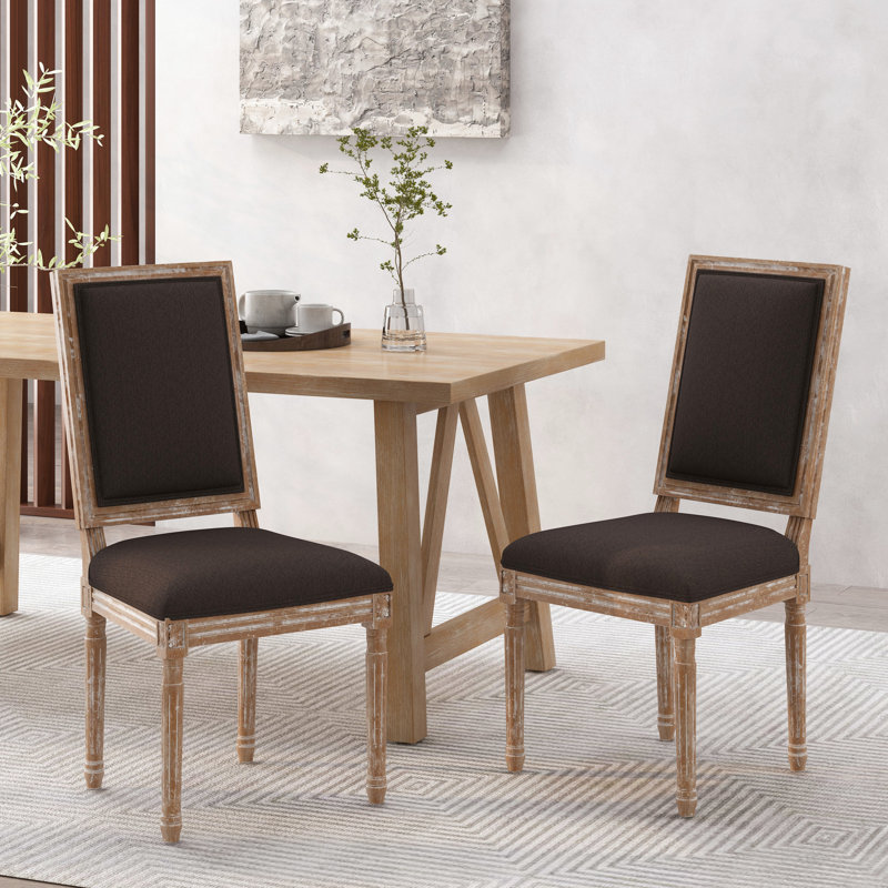 De 2 chaises de salle à manger de style champêtre français - revêtement en tissu brun avec pieds rectangulaires et cannelés