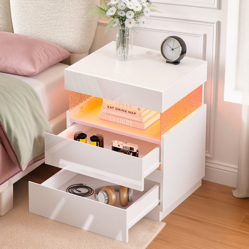 Table de chevet moderne et glamour au fini laqué brillant avec station de recharge, lumière DEL, tablette ouverte et 2 tiroirs
