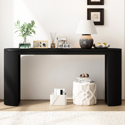 Console élégante avec cadre noir et silhouette moderne incurvée