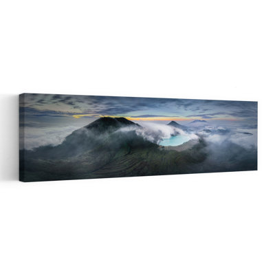 «Misty Crater Lake», art dramatique serein, montagne, paysage dramatique