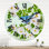 Petit oiseau bleu assis sur une branche de rose blanche - Horloge murale traditionnelle