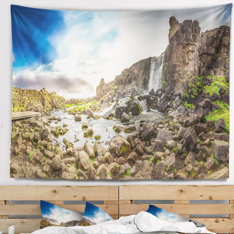 Chute d'eau rocheuse dans les montagnes islande tapisserie Landscape, H 32 po x l 39 po