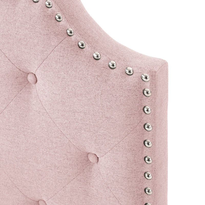 Tête de lit simple en rosé, illustrant un magnifique bouton en losange et une charmante garniture cloutée avec des accents élégants