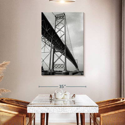 Lilie Monochromatic Ambassador Bridge