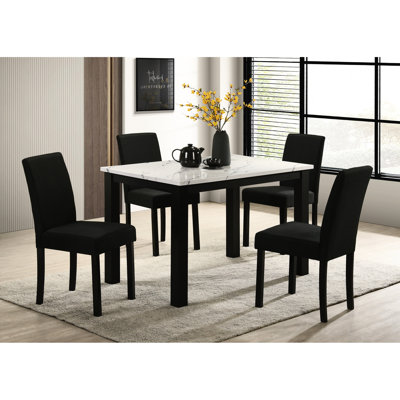 5 pièces, table rectangulaire avec plateau en marbre blanc et chaises à dossier haut rembourrées gris anthracite, pieds noirs élégants, style moderne contemporain, hauteur standard: chaises droites convenant à
