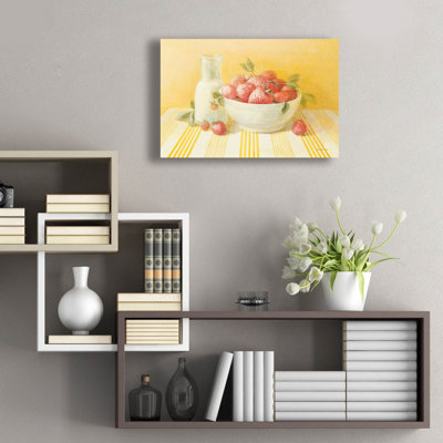 «Strawberries And Cream» par Danhui Nai, art mural en verre acrylique