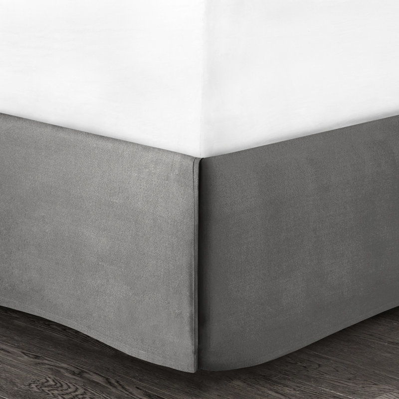 100% coton très grand - blanc / gris avec coussins décoratifs et jupe de lit surdimensionnée pour une chambre à coucher relaxante