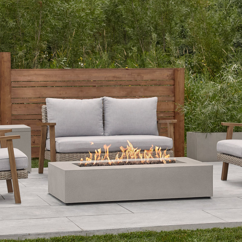 Foyer de table rectangulaire au propane en béton 65 000 BTU Cowden, Pierre à feu, H 12,75 po x l 56,5 po x P 28,5 po