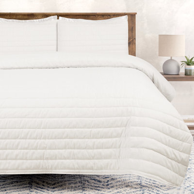 Ensemble de couvre-lit 3 pièces en microfibre matelassée de couleur unie Chanasya