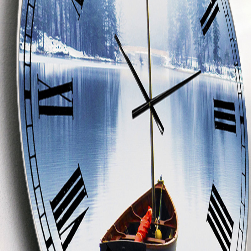 Horloge murale sur un bateau vide sur un lac bleu, Petit