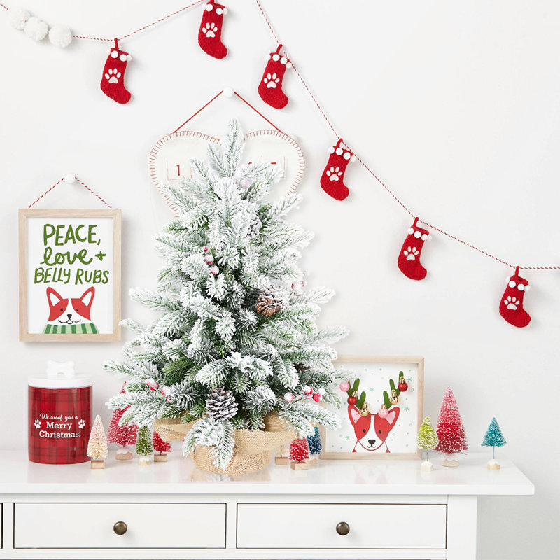 Arbre de Noël de table floqué 3 pi avec 355 pointes, branches en PE / PVC enneigées, 14 pommes de pin et 14 baies rouges, base en ciment en toile de jute - petit arbre décoratif pour la maison et le bureau