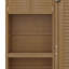 Grand lit escamotable mural avec plusieurs tablettes de rangement convertibles, cadre de lit plateforme pliable en bois avec décoration à persiennes-512624464