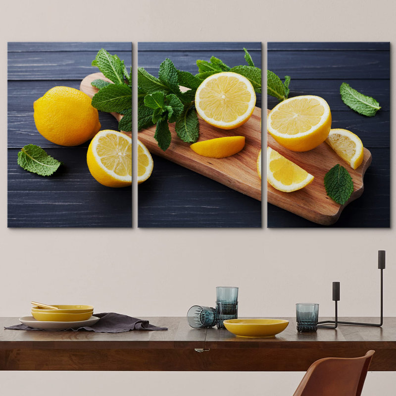 Citron et feuilles de menthe servies sur une planche de cuisine en bois sur une table rustique noire, décoration murale moderne