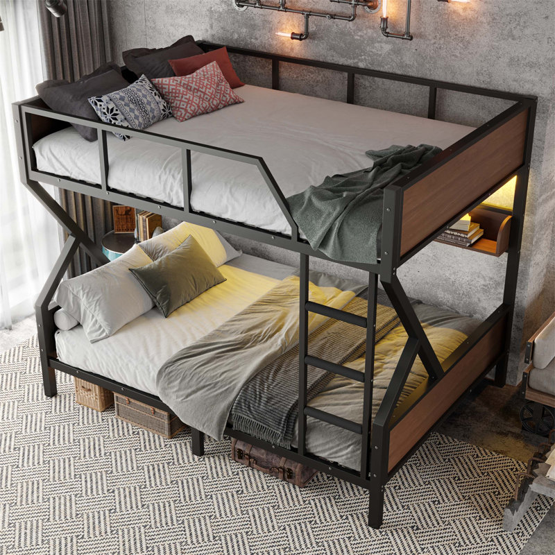 Grand lit superposé en métal avec tablettes de rangement intégrées, éclairage DEL, cadre silencieux et conception sécuritaire pour les espaces partagés ou compacts.