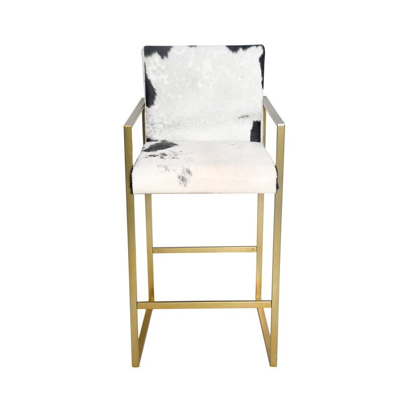 Cette chaise est une chaise en acier inoxydable doré