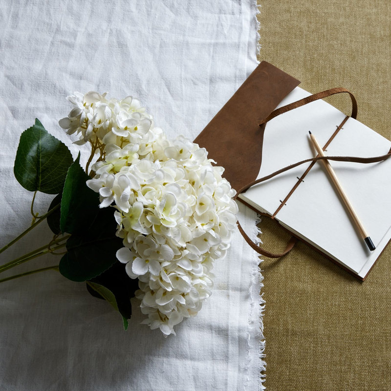 Arrangement, White