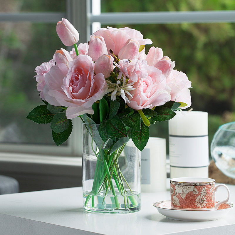 Arrangements floraux mixtes dans un vase