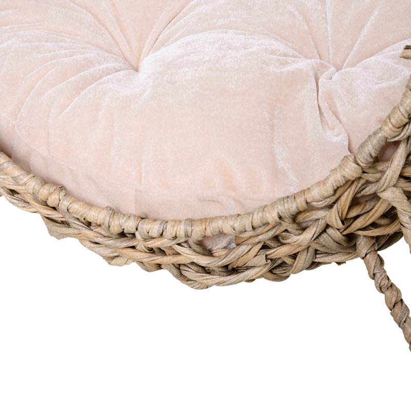 Lit surélevé beige tissé à la main pour un chat heureux et calme