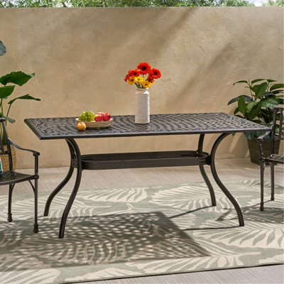Table de jardin en aluminium moulé - Ornée d'un magnifique motif floral et d'un parasol, elle s'intègre parfaitement à un cadre élégant.