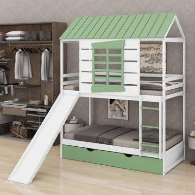 Lit superposé avec structure en forme de maison, glissade d'eau convertible et lit gigogne pour les soirées pyjama.