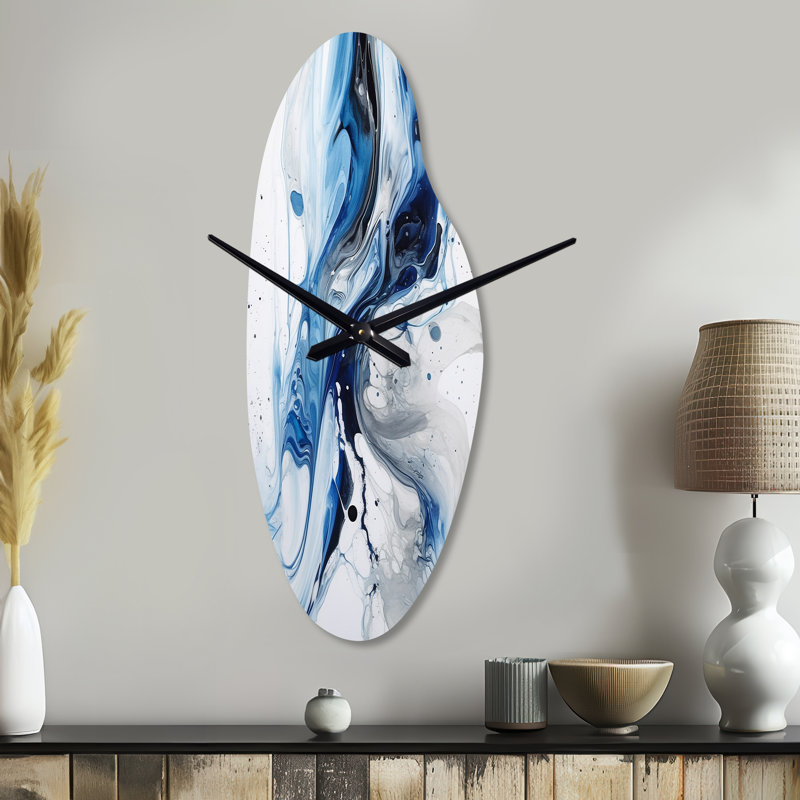 Bleu et gris Elixir éthéré I - horloge abstraite en métal incurvé, horloge asymétrique bleue, Grand