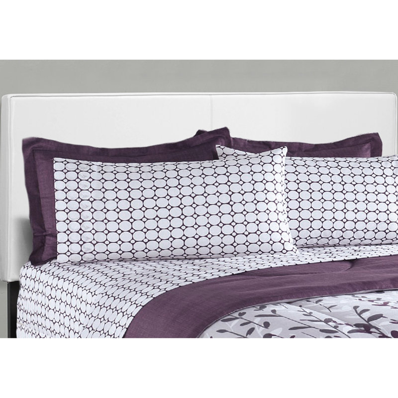 Le grand lit revêtu de blanc rehausse l'attrait de la chambre à coucher et le confort du lit.