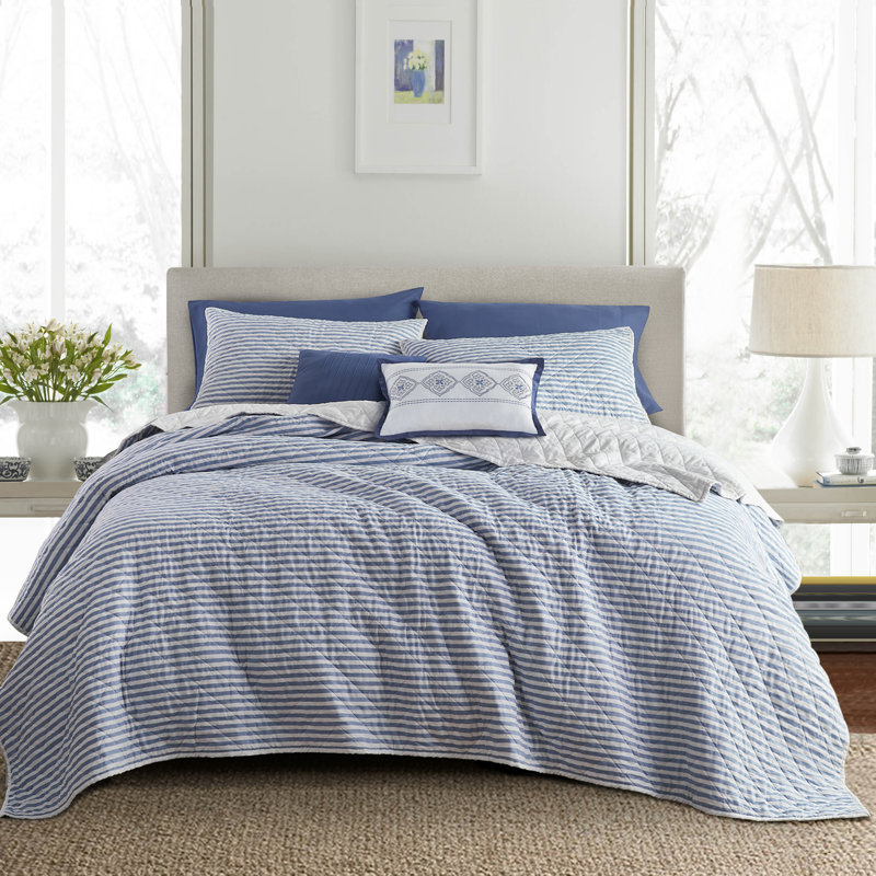 Wonderful  Cotton Blend Quilt Set 5-Piece Bedding Set, Navy/White, King Quilt + 2 King Shams + 2 Throw Pillows