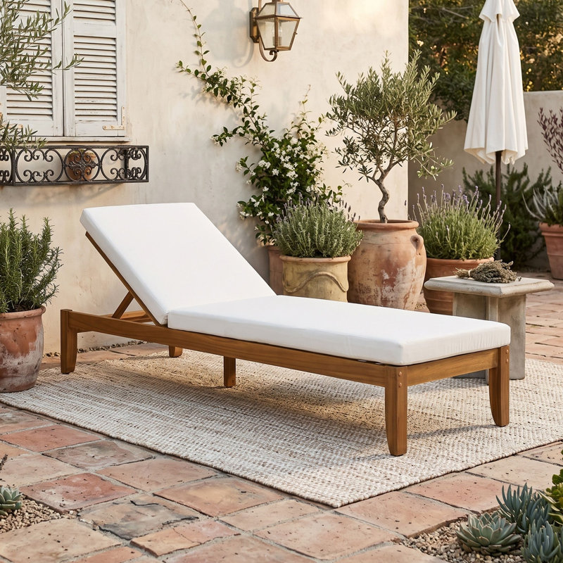 Chaise longue d'extérieur en bois d'acacia avec dossier réglable en 4 positions et coussins imperméables pour piscine et jardin.