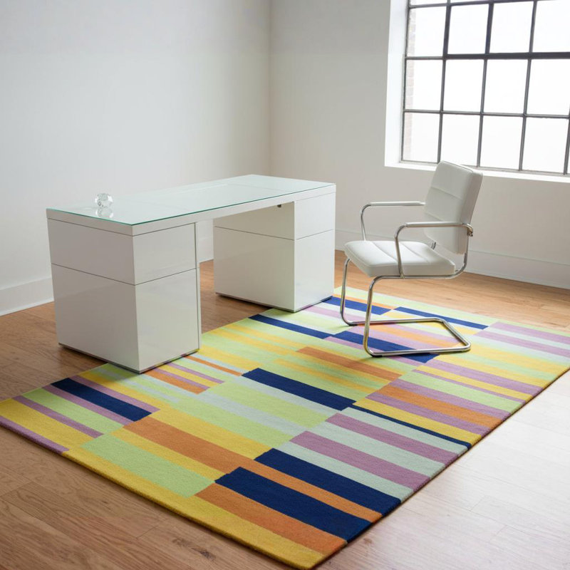 Tapis linéaire en laine touffeté à la main de style moderne lilas, jaune, bleu marine, orange, vert et or Ailey