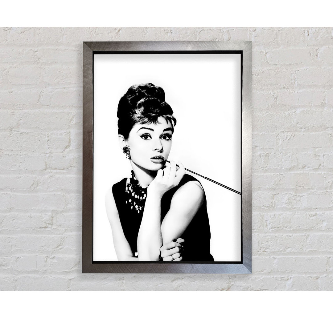 Audrey Hepburn Zigarette - Einzelner Bilderrahmen Kunstdrucke