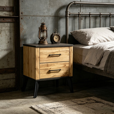 Table de chevet rustique à deux tiroirs à deux tons, table de chevet grain de bois avec poignées en métal noir et pieds inclinés, armoire de chevet de rangement pour chambre de ferme