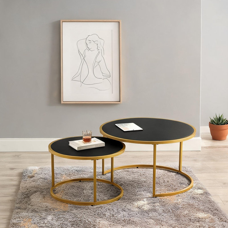 Ensemble de 2 tables basses gigognes rondes en similicuir noir foncé avec base dorée, peu encombrantes pour le salon