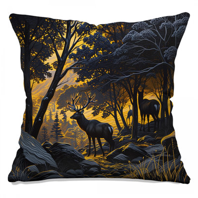 Coussins Majestic Deer In Forest