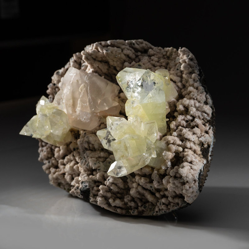 Apophyllite verte sur calcédoine