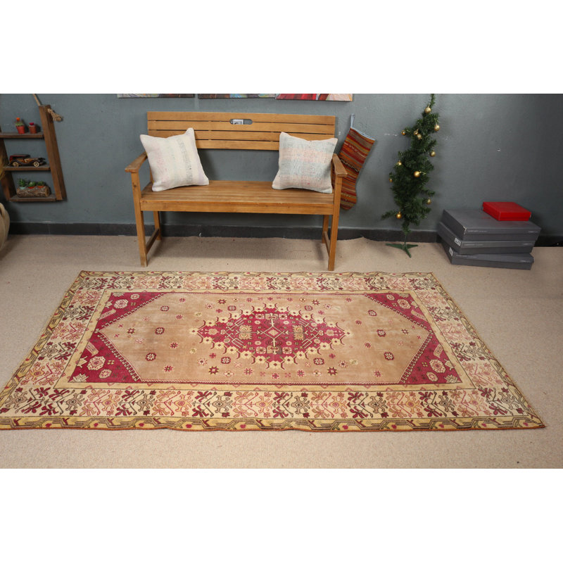 Découvrez le luxe de ce tapis turc antique provenant des Terres d'Anatolie pour votre salle à manger