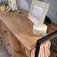 Commode en bois avec tiroirs spacieux et tablettes ouvertes-1802452028