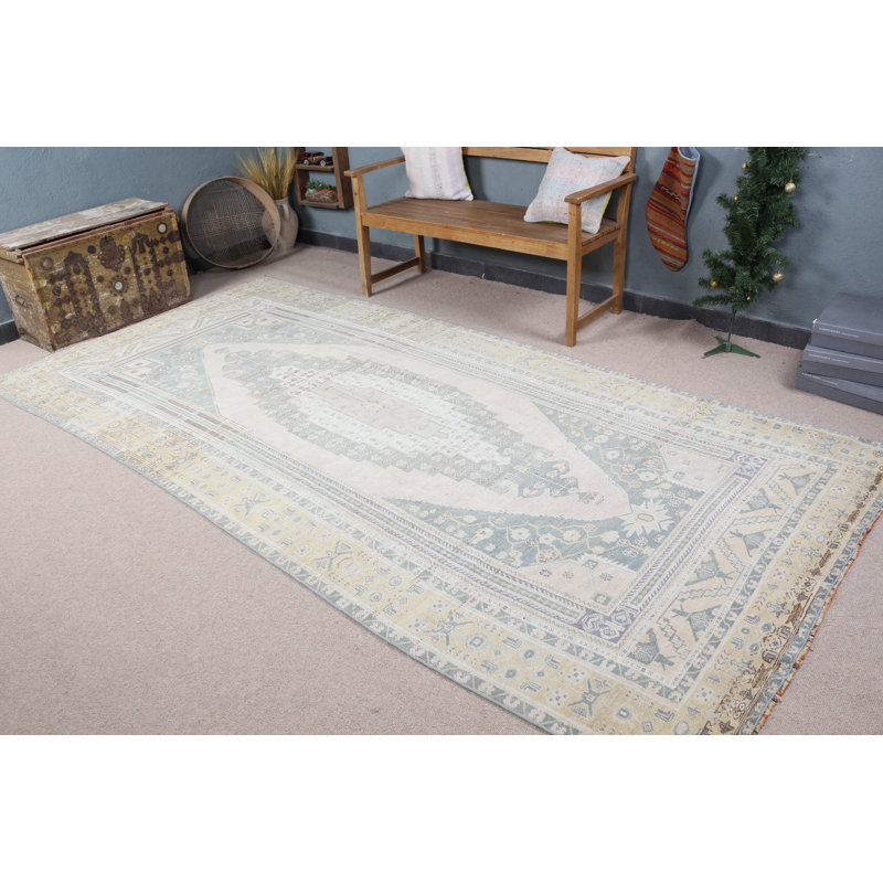 Un tapis turc rétro dans des tons de bleu pastel et de beige offre un décor authentique fait à la main pour un style bohémien