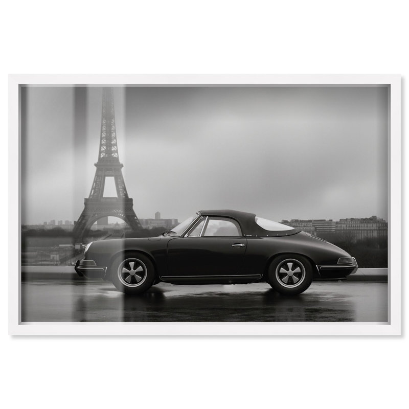 «Classic Car and Eiffel Noir Shadowbox», photographie élégante par Art Remedy, H 31 po x l 46 po, Blanc