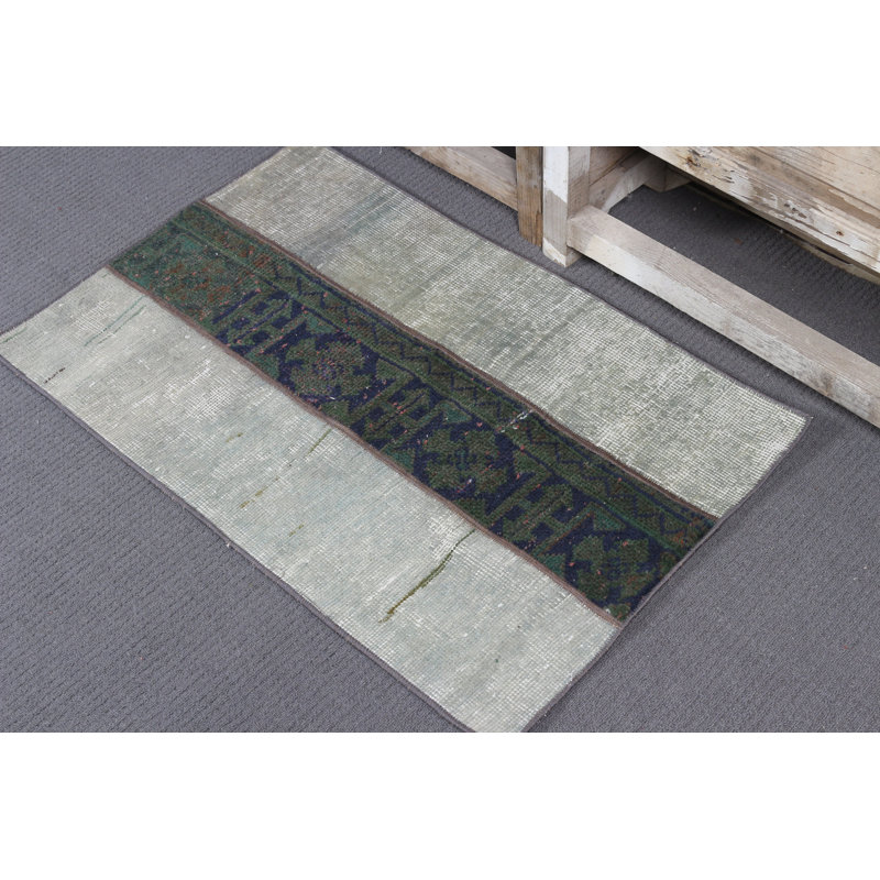 Petit tapis décoratif en laine vert avec un patchwork turc rétro pour une entrée moderne fabriqué à la main dans un style oriental boho