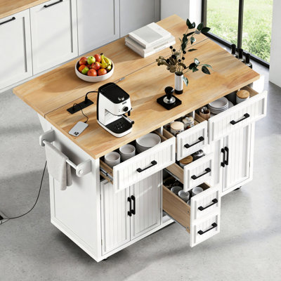 Îlot de cuisine blanc de 56,6 pouces avec plateau de table pliable et prises de courant, rayures verticales en relief, chariot à roulettes, 4 portes, 5 tiroirs et tablettes réglables.
