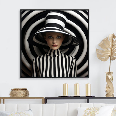 Femme à la mode dans une robe rayée I