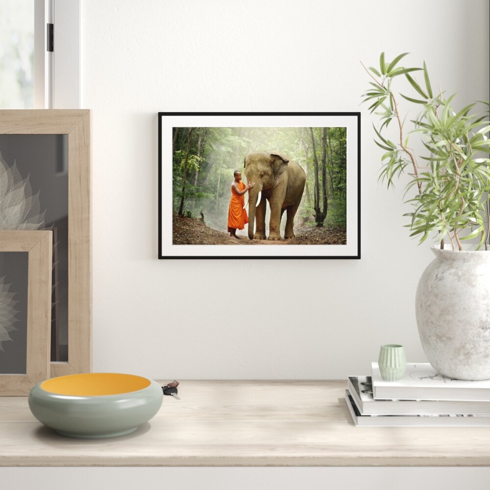 Wunderschöner Elefant mit Mönch Gerahmter Kunstdruck Poster