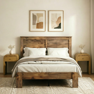 Ensemble de chambre à coucher traditionnel de style ferme antique, composé de 3 pièces : 1 lit plateforme en bois de taille queen et 2 tables de chevet incurvées en bois.